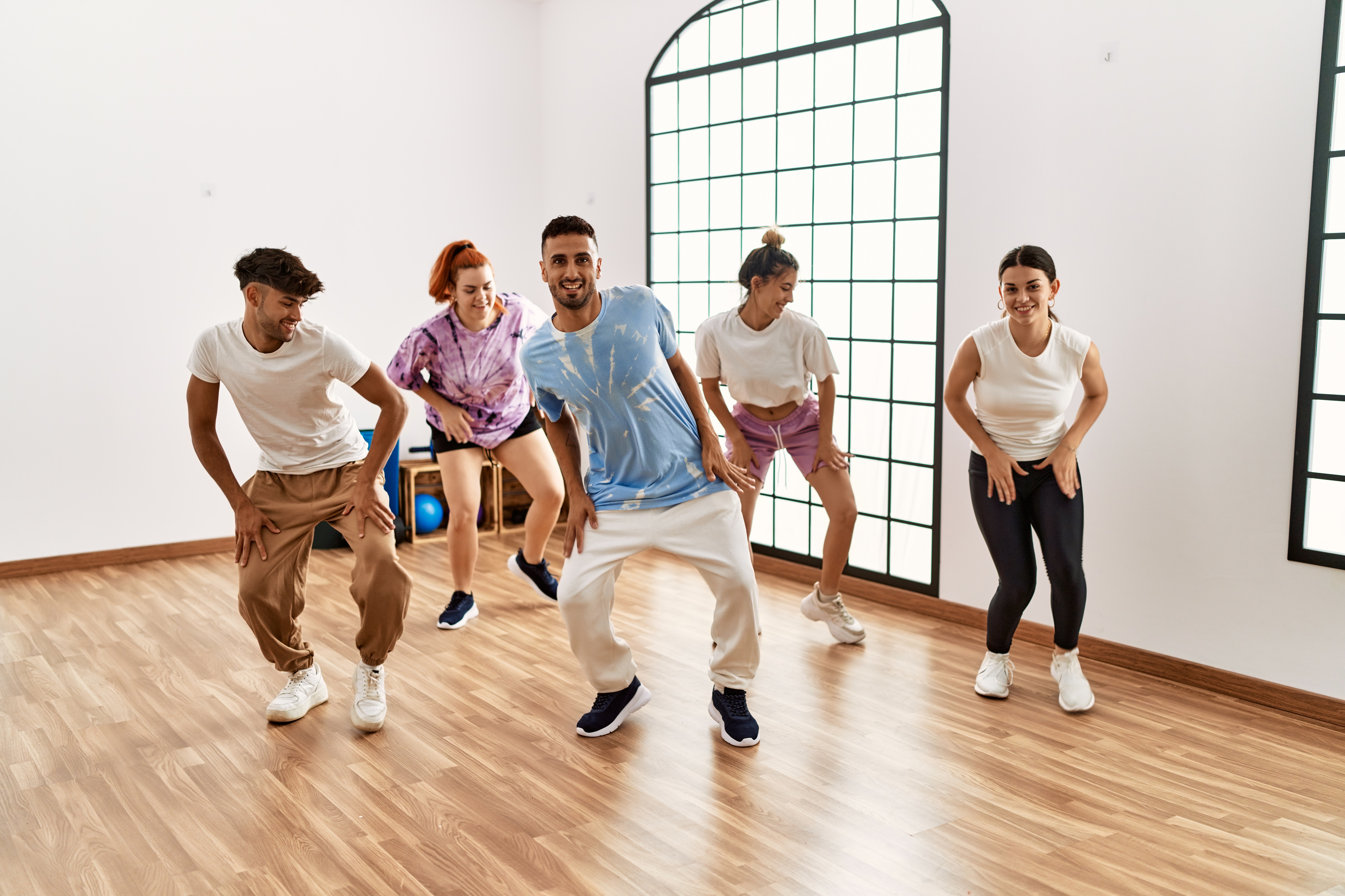 Groep dansers tijdens danschoreografie 