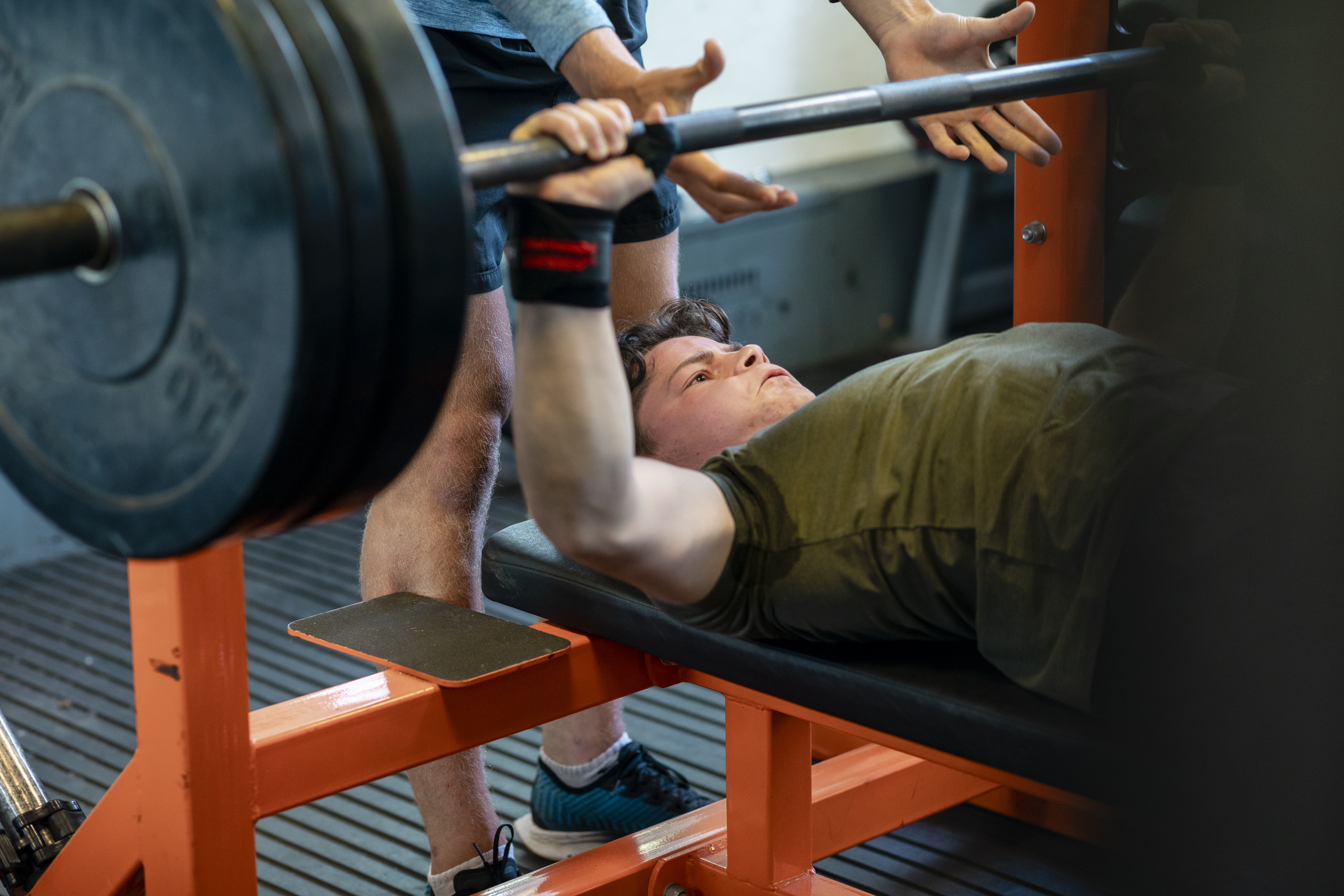 Benchpress jonge man liggend