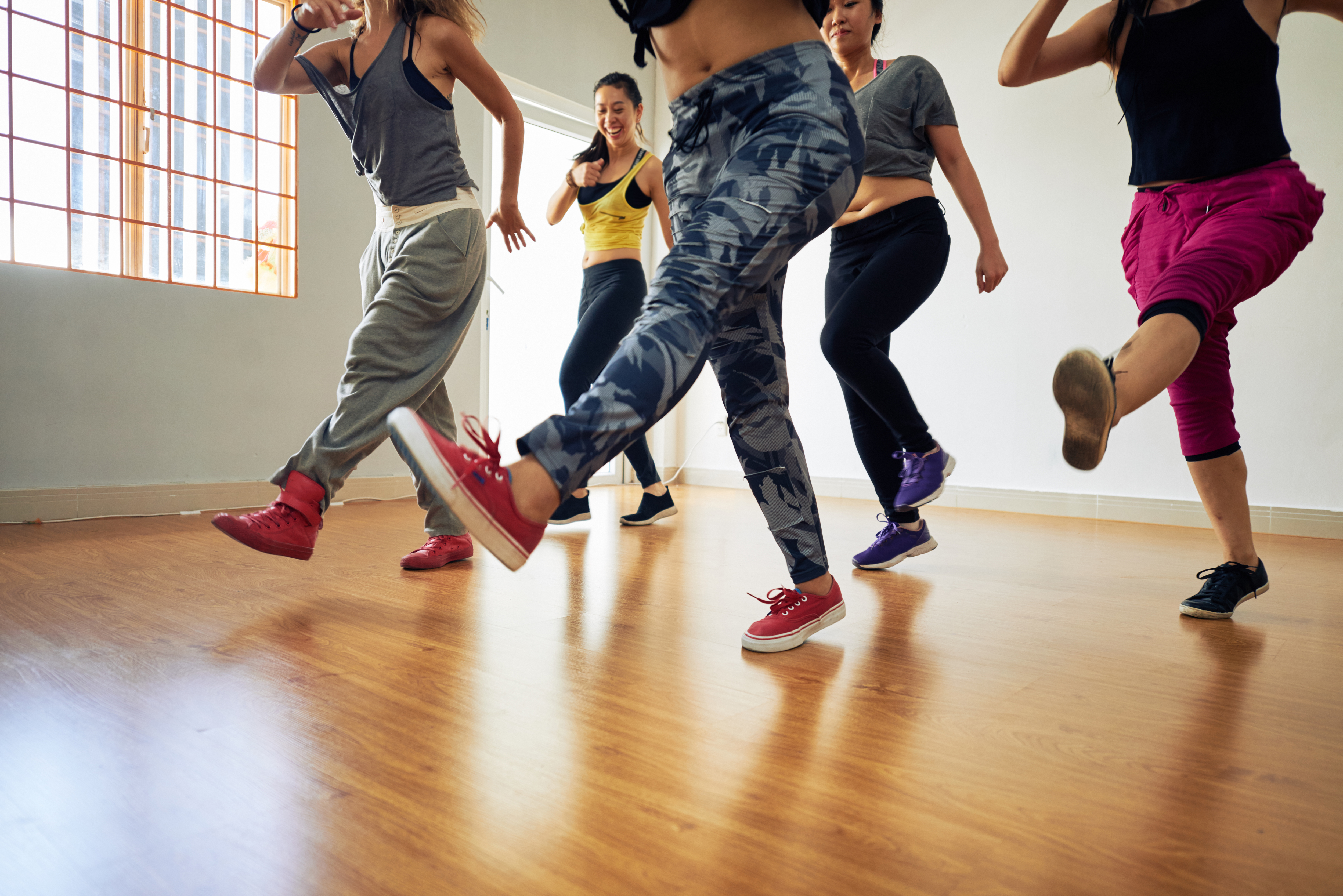 Groep vrouwen dansen samen in sportzaal