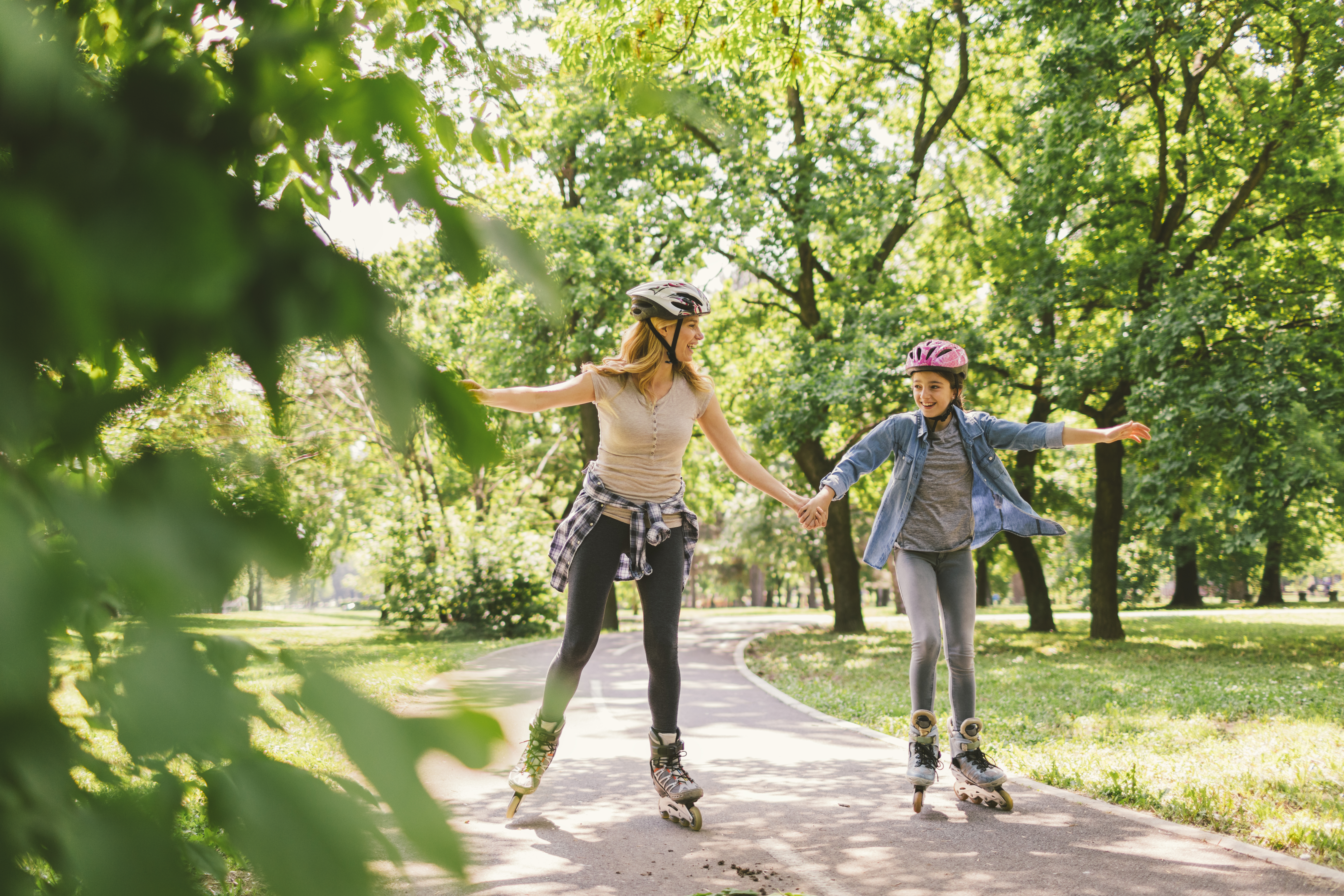 Moeder en dochter rolschaatsen in park