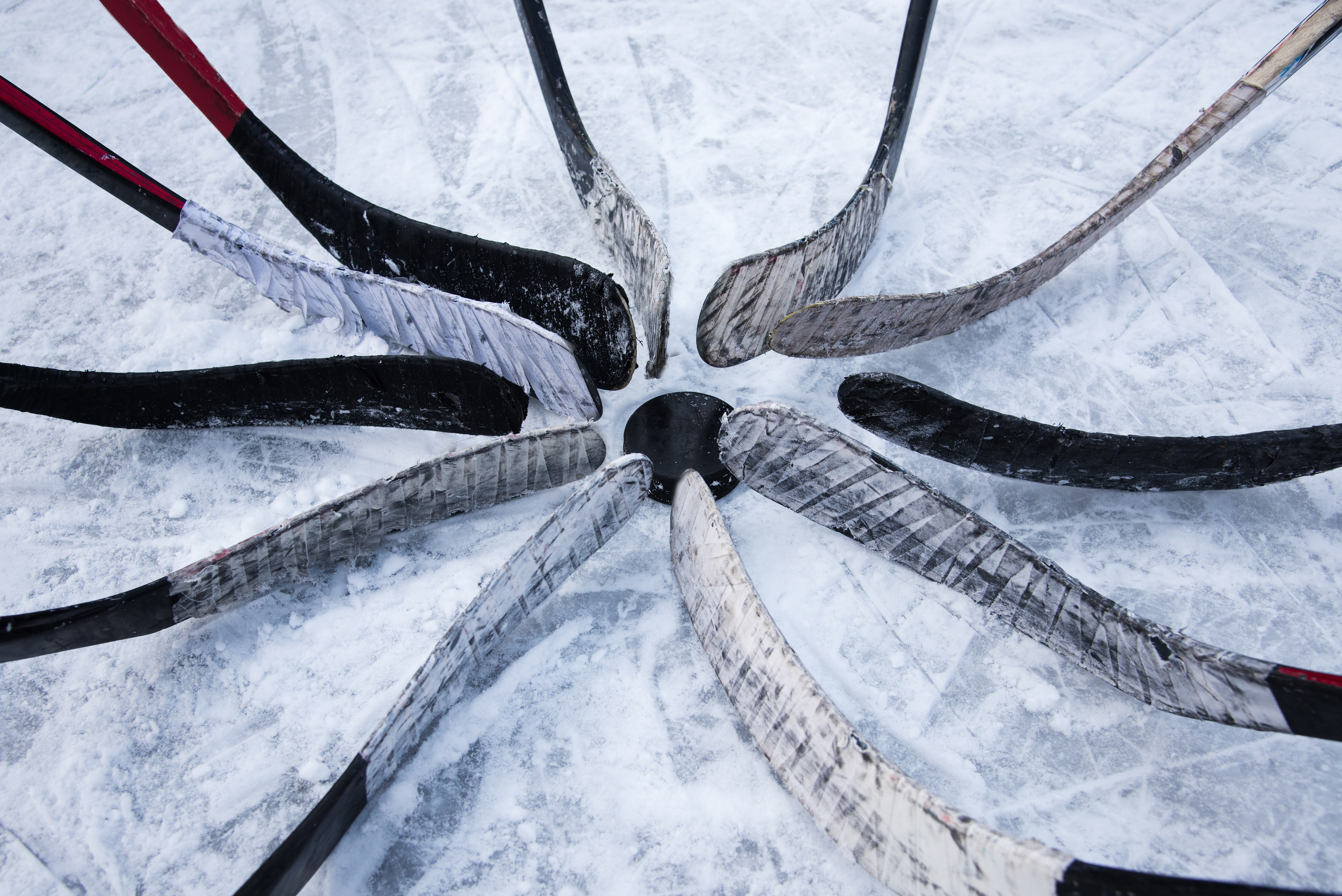 Ijshockeysticks op ijs