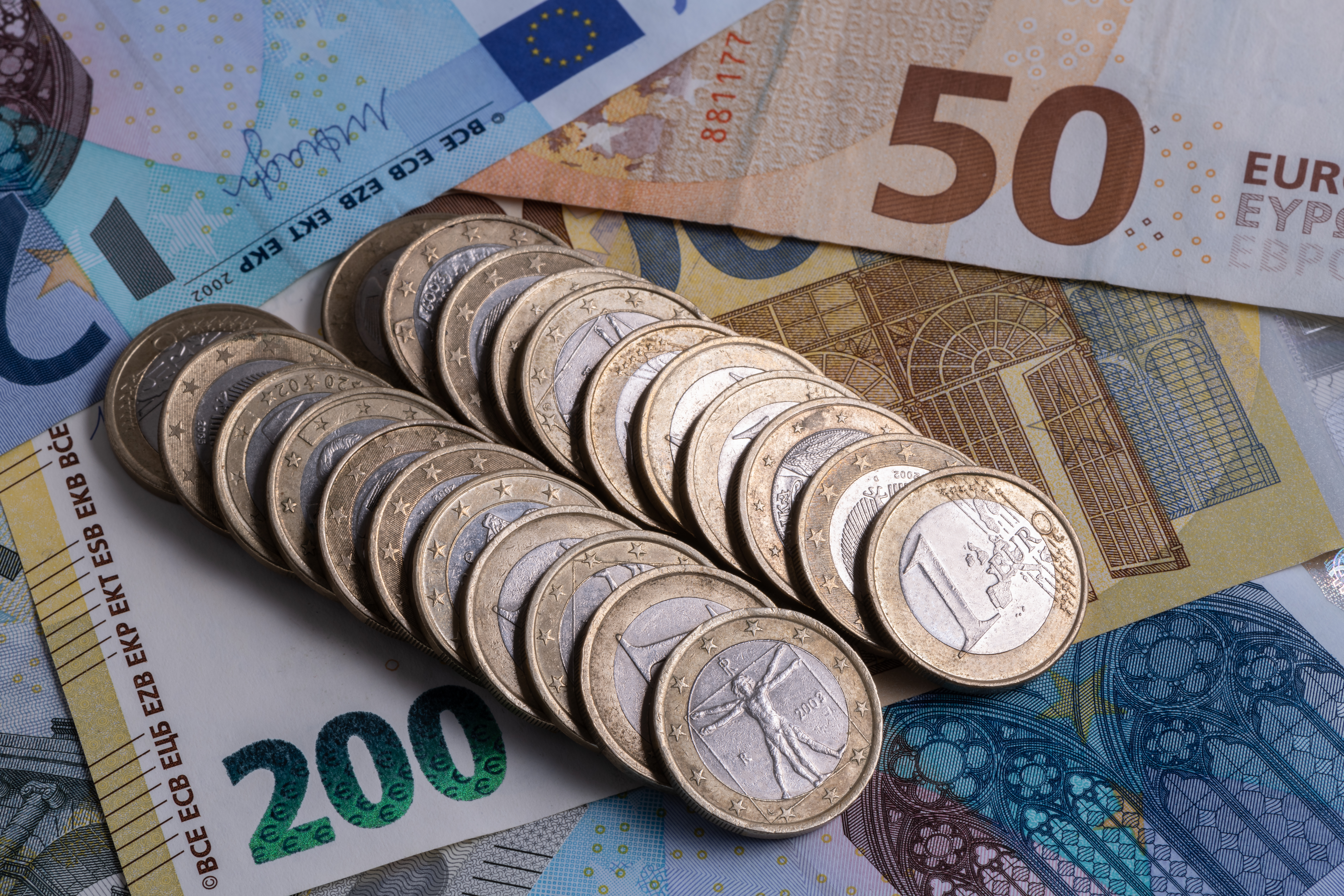 1 euro munten bovenop verschillende eurobiljetten