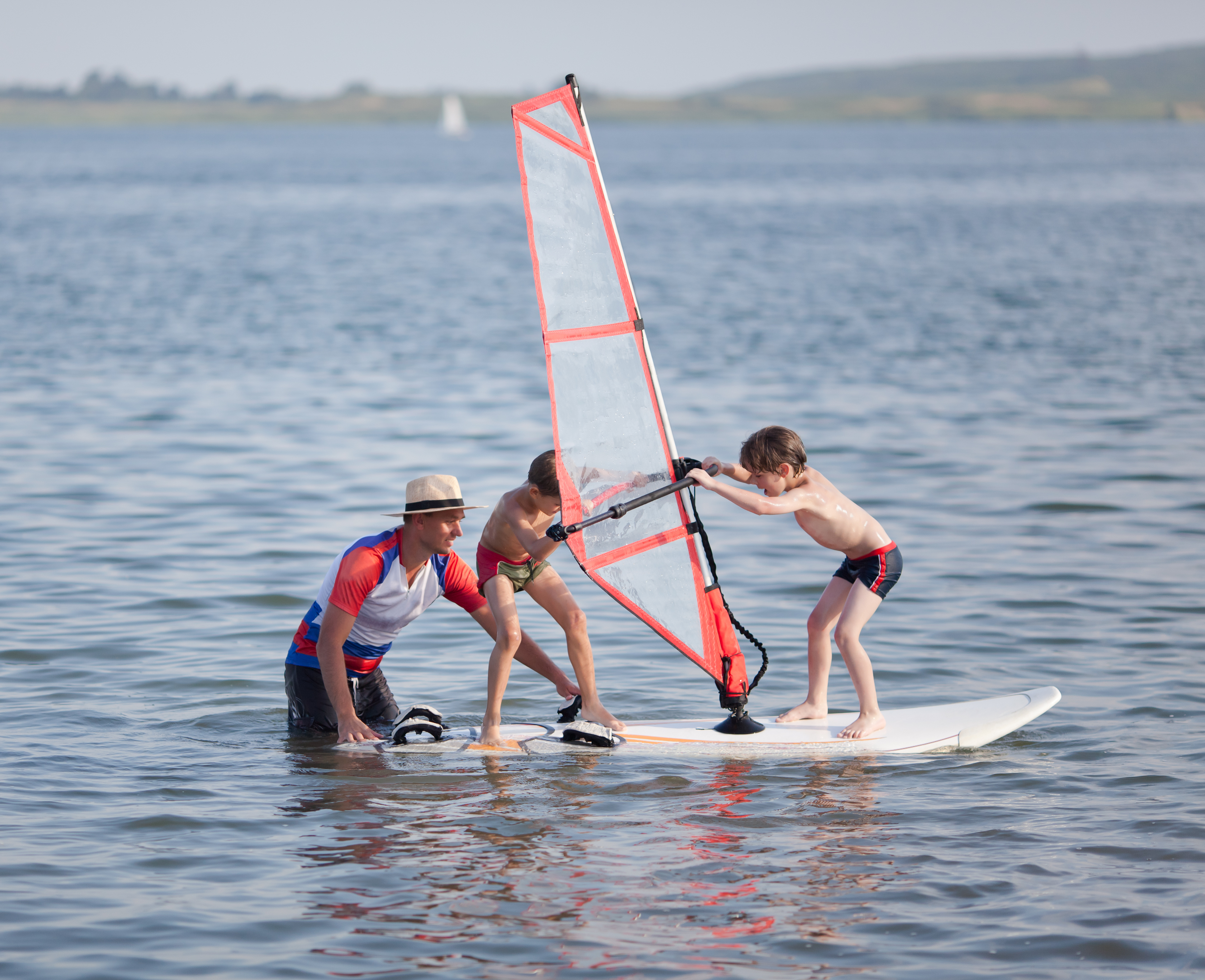 Kinderen op surfplank trainen met coach