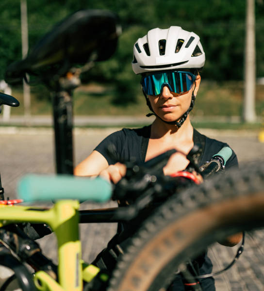 Young woman, putting a bike in the car for a trip