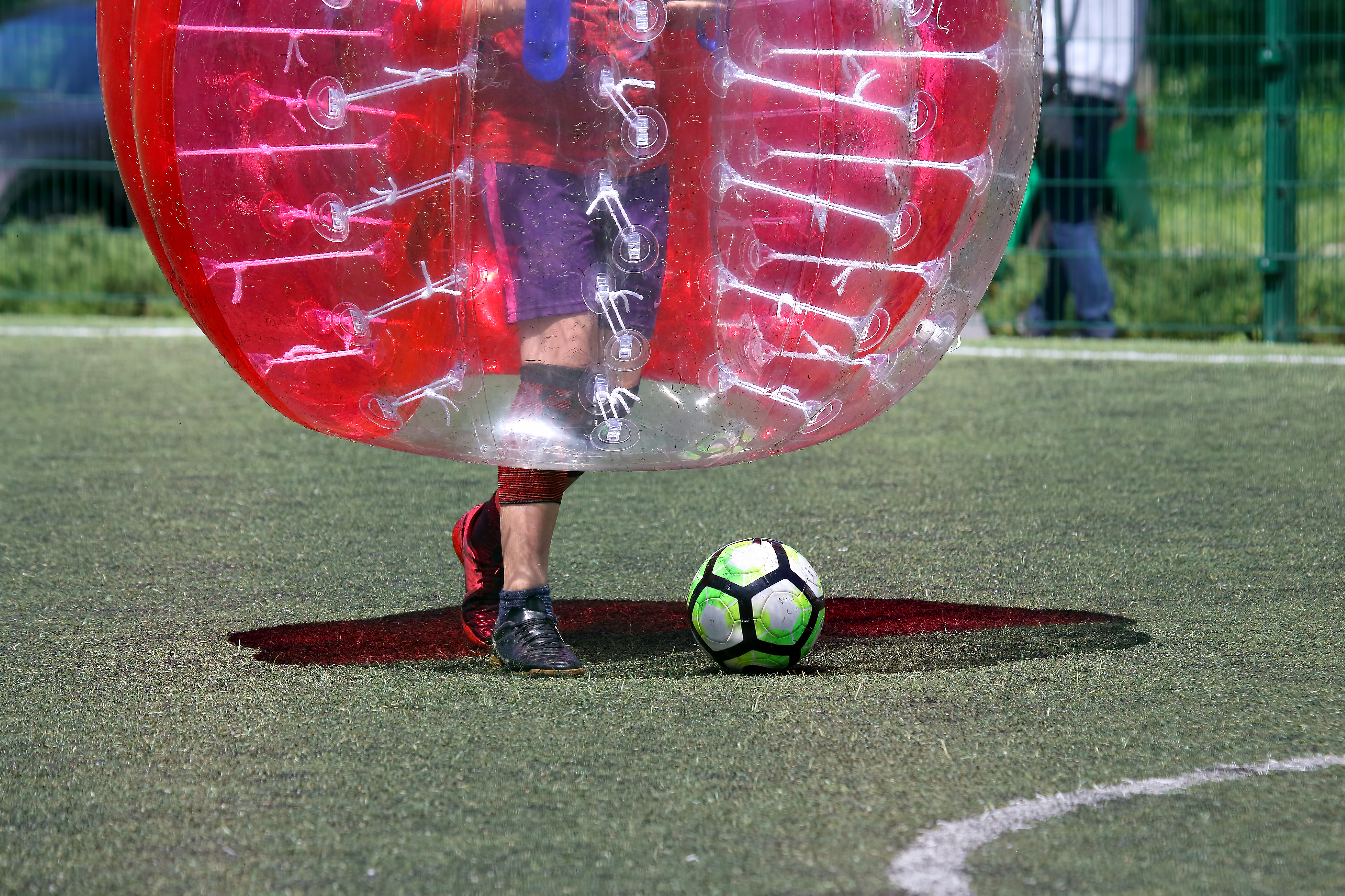 man speelt bumperbal