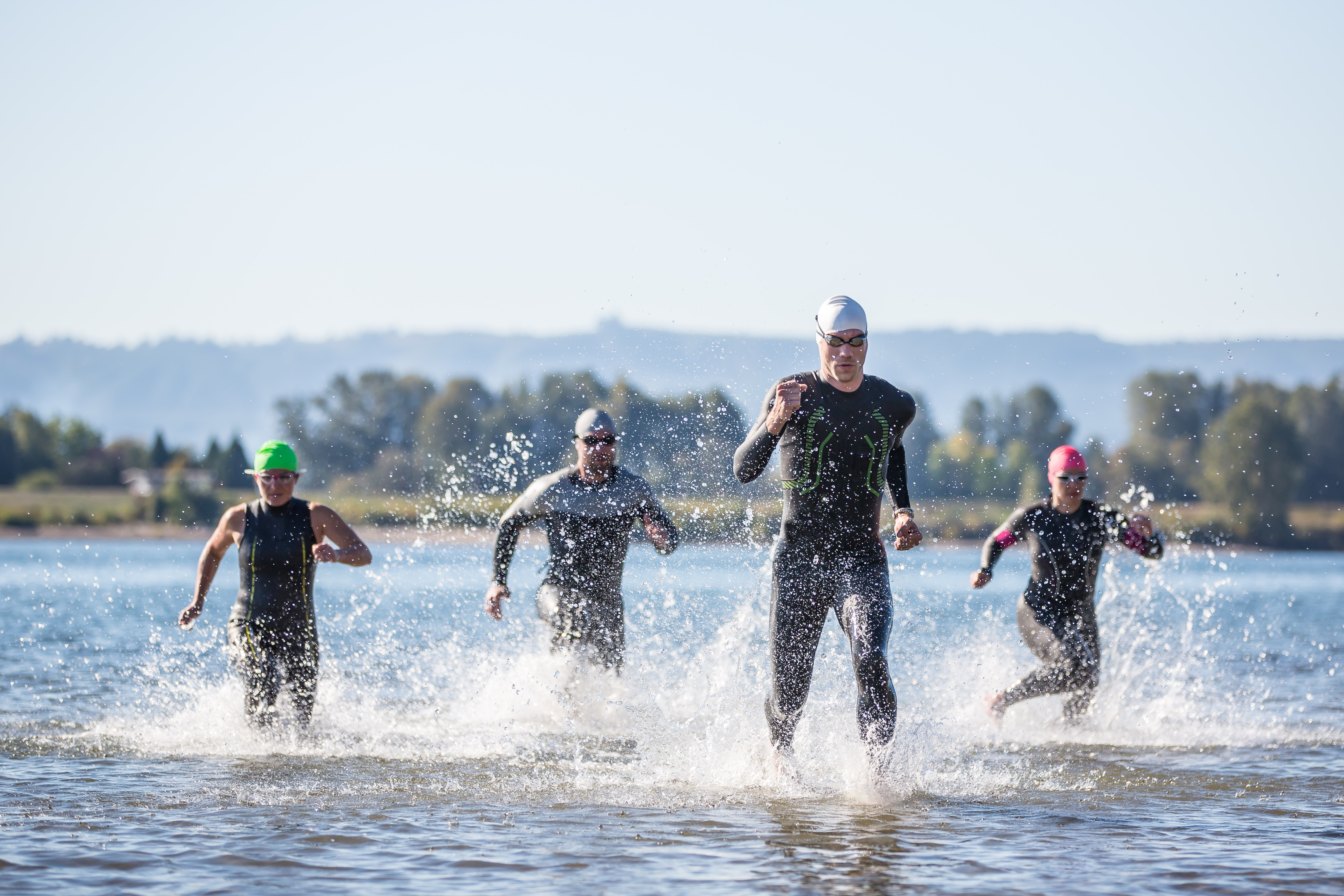 Zwemmers komen uit het water gelopen