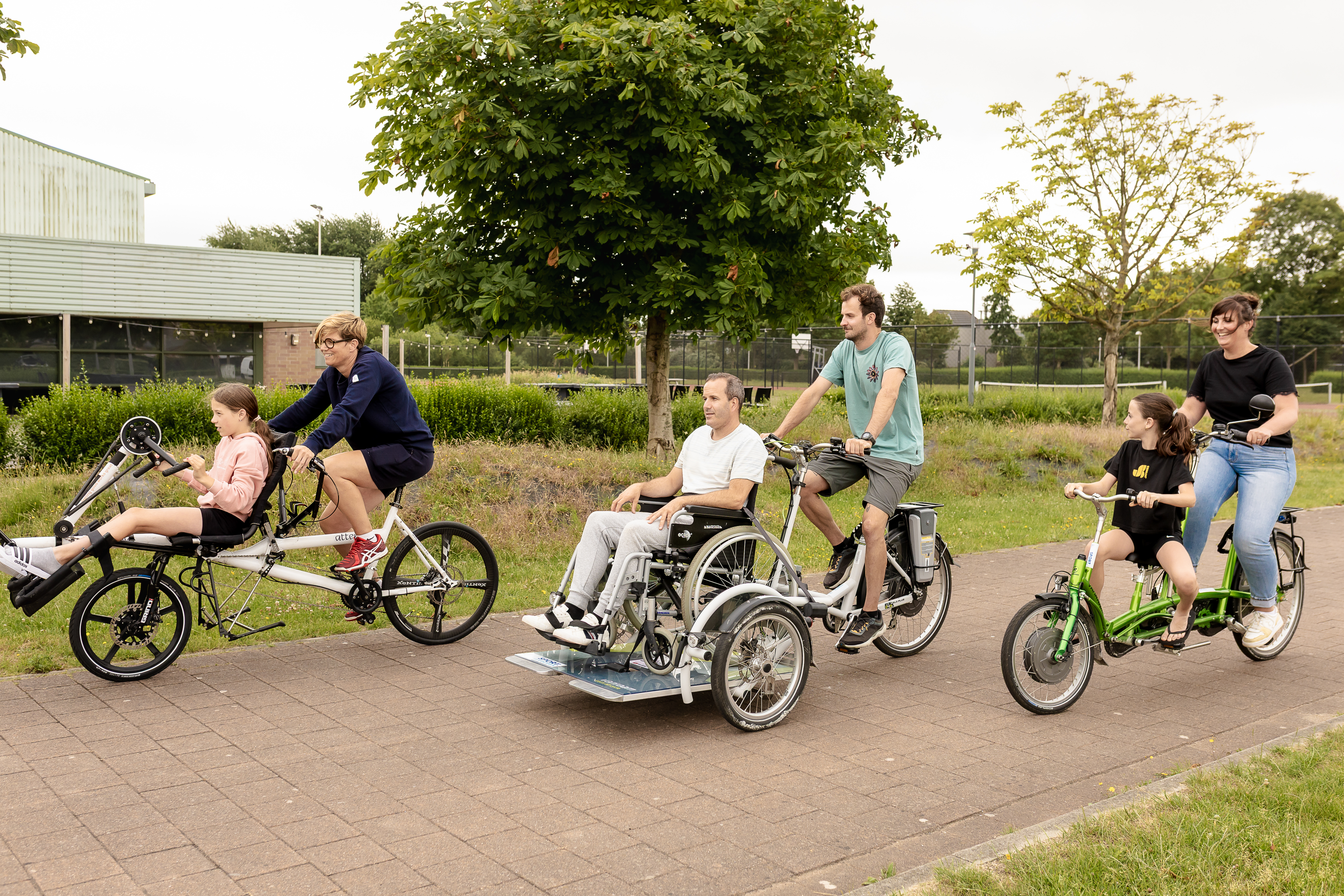4 volwassenen en 2 kinderen op G-fietsen