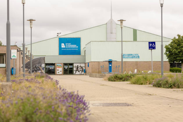 inkom sporthal met outdoor fitness en fontein