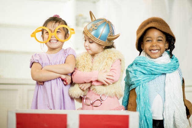 Hobbylab inspiratiefiche kinderen die creatief bezig zijn, toneel, muziek, allerlei.
