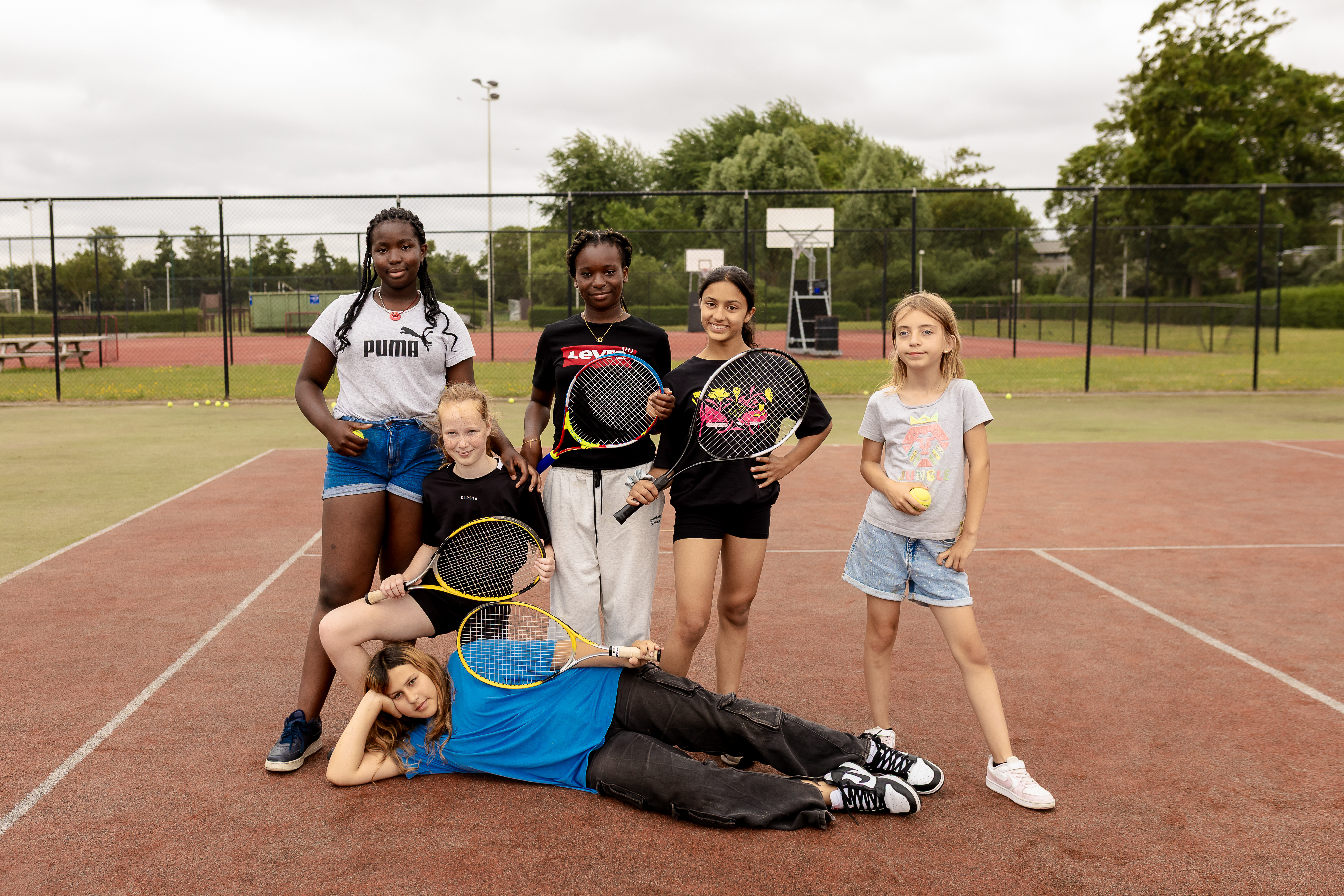 groepsfoto meisjes met tennisracket