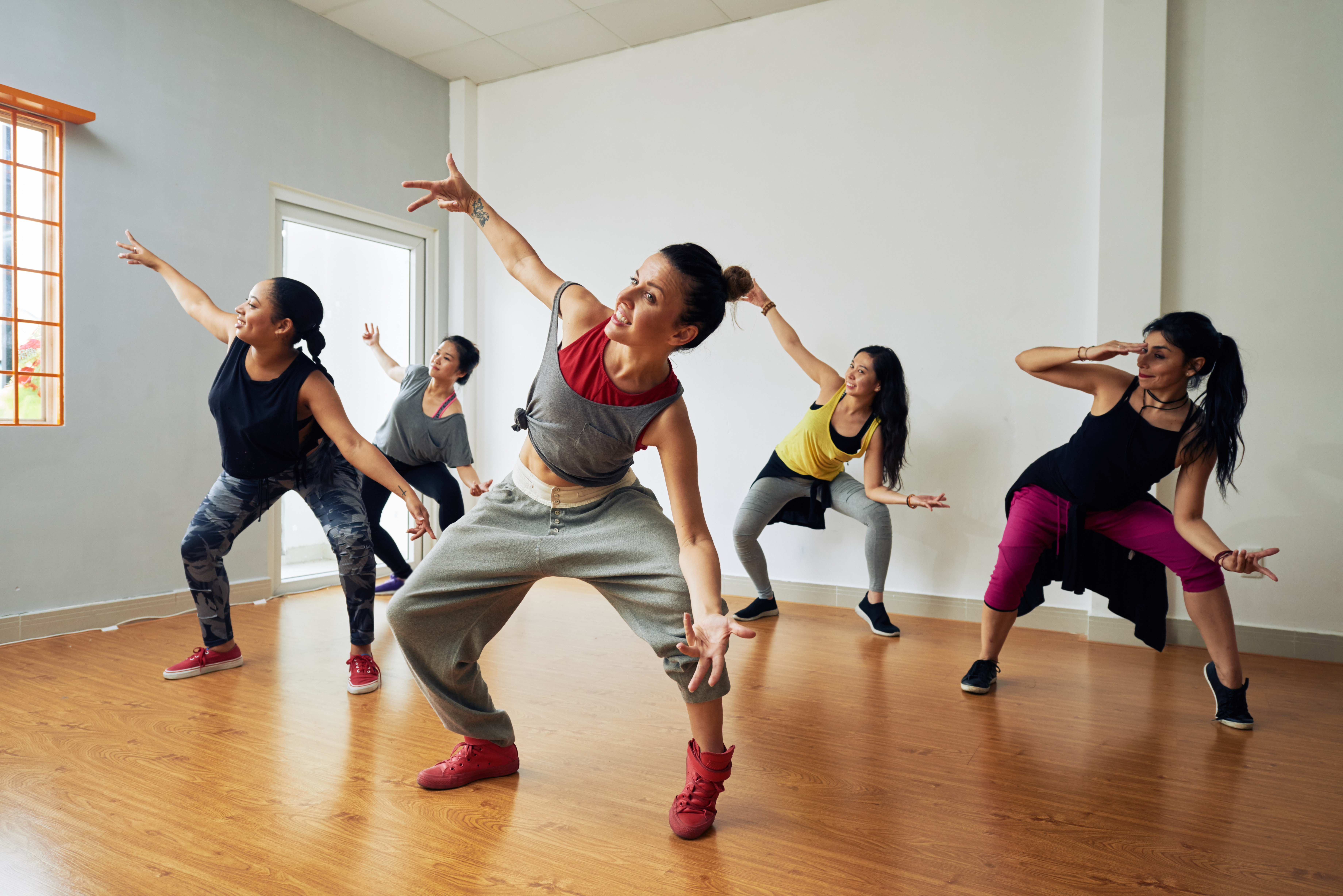 Groep hip-hop dansers op training 