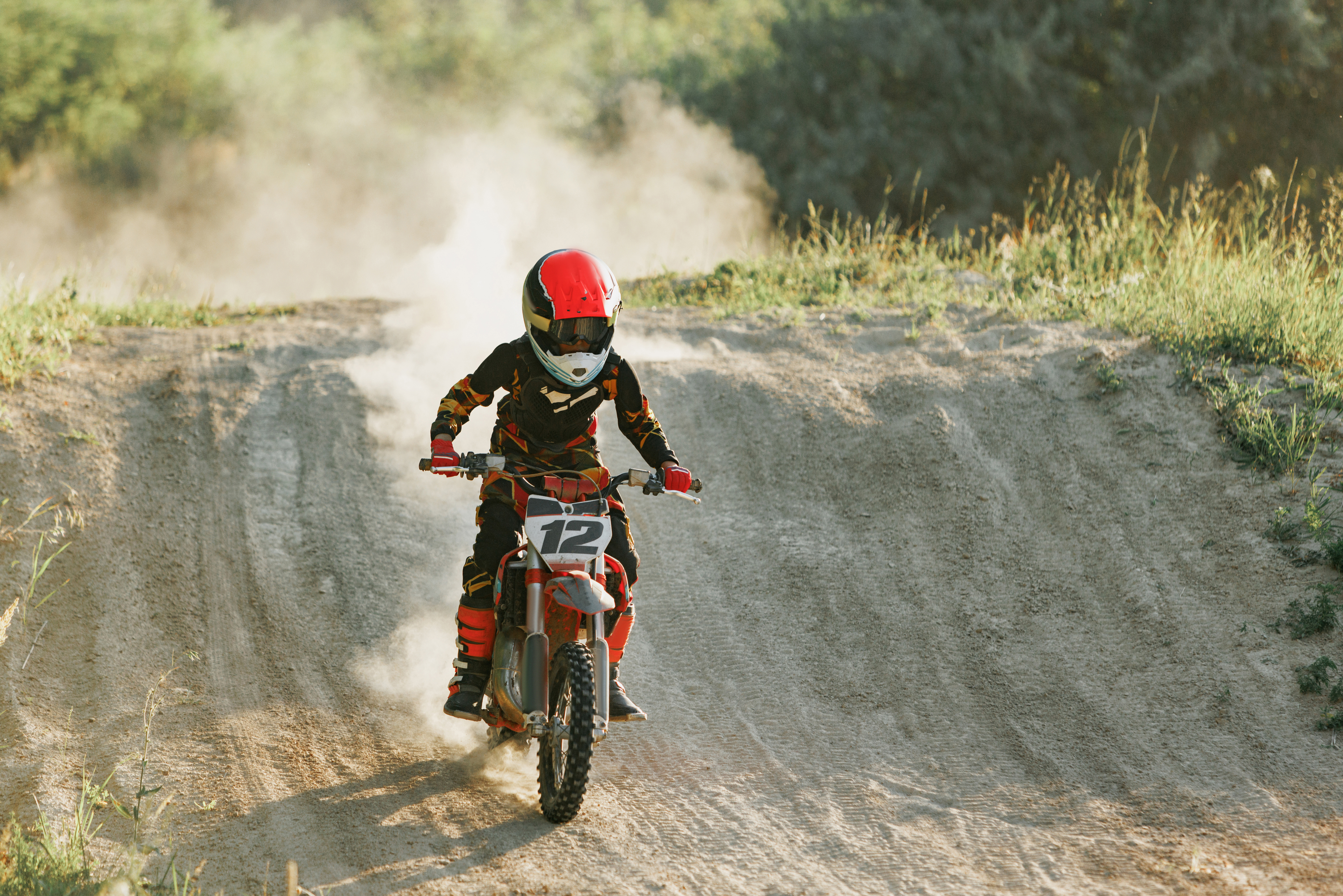 Motorcrosser met helm op rijdt op parcours