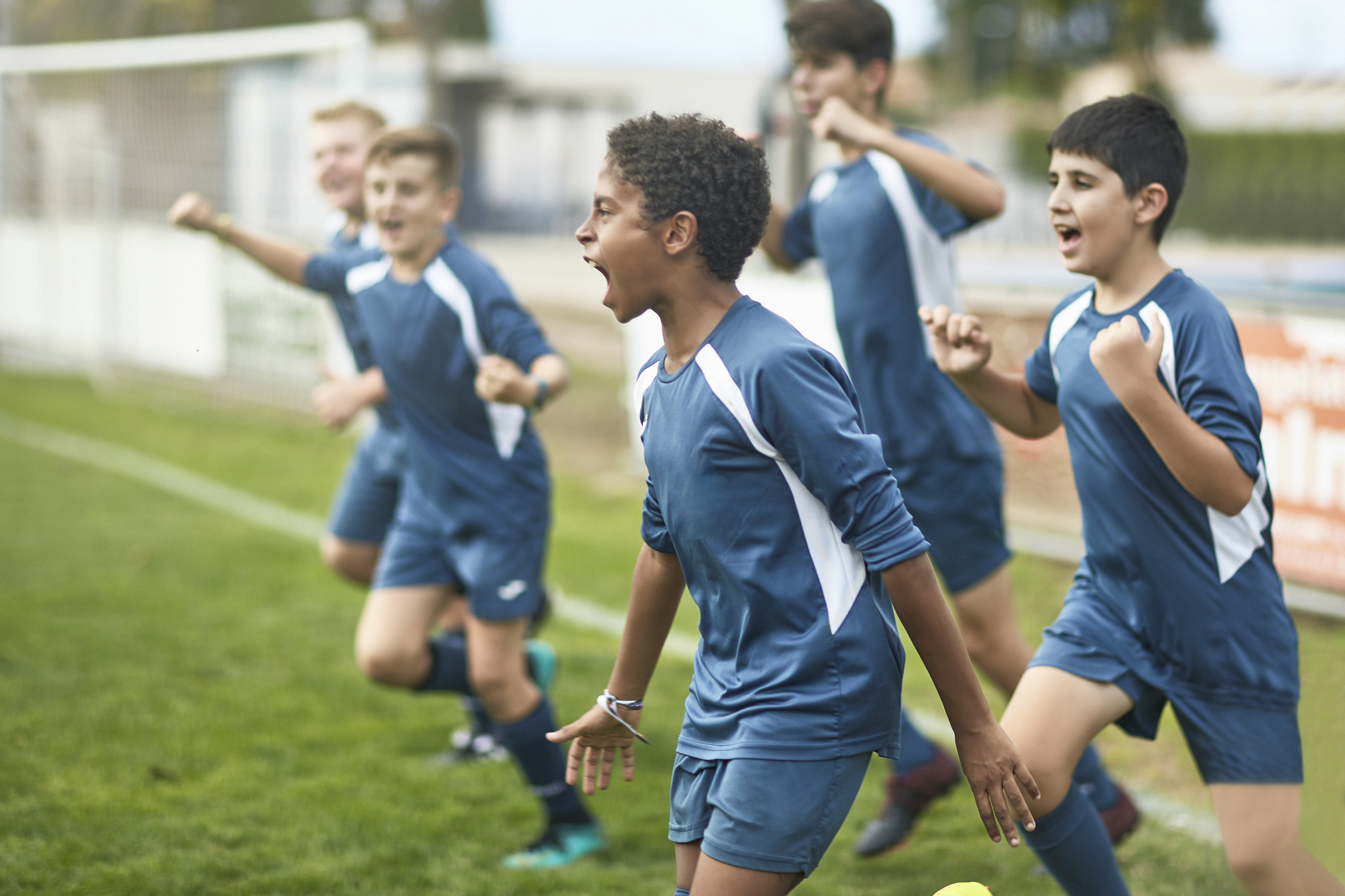 Jongeren op sportterrein