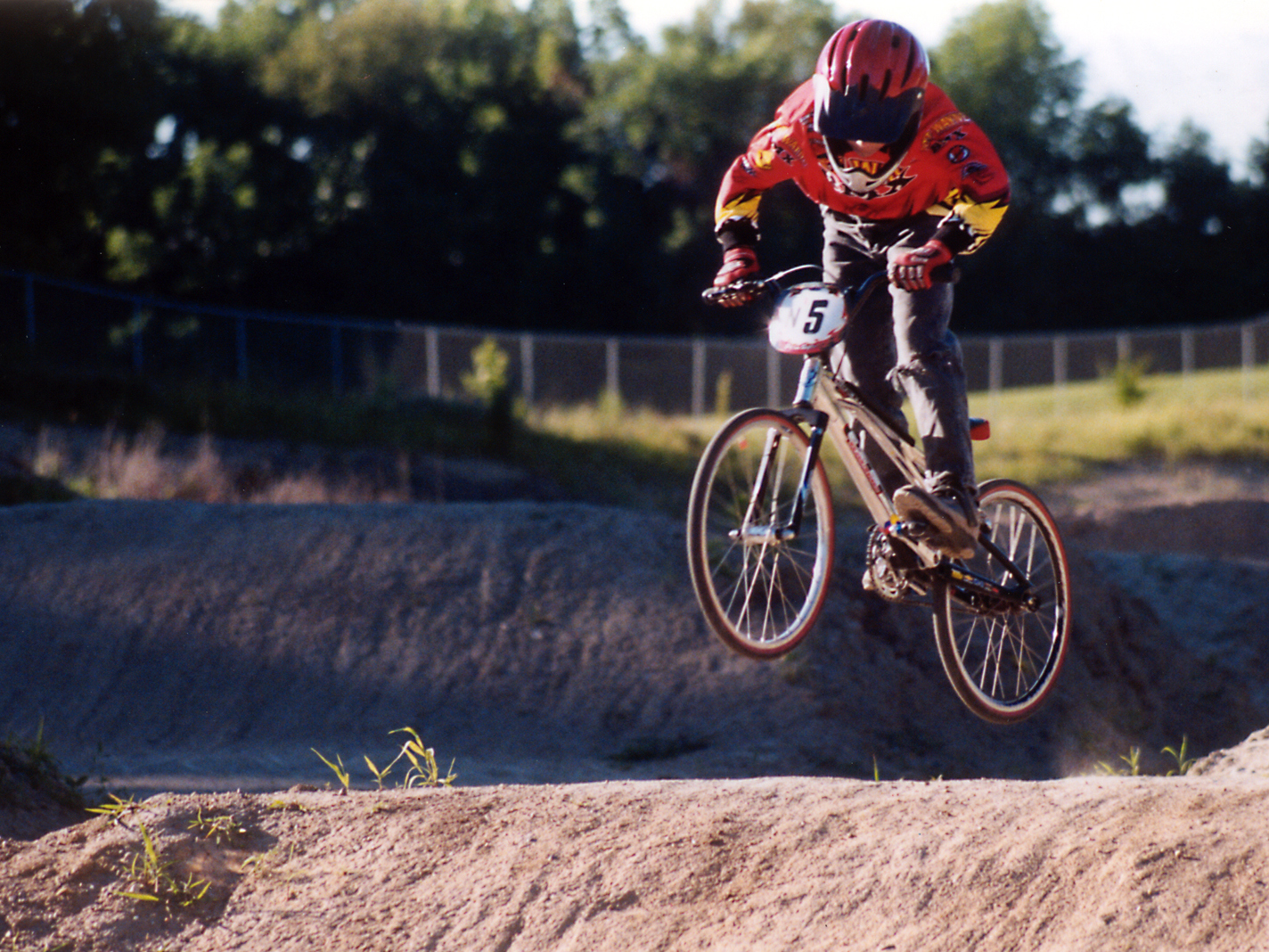 BMX rijder oefent in het park 