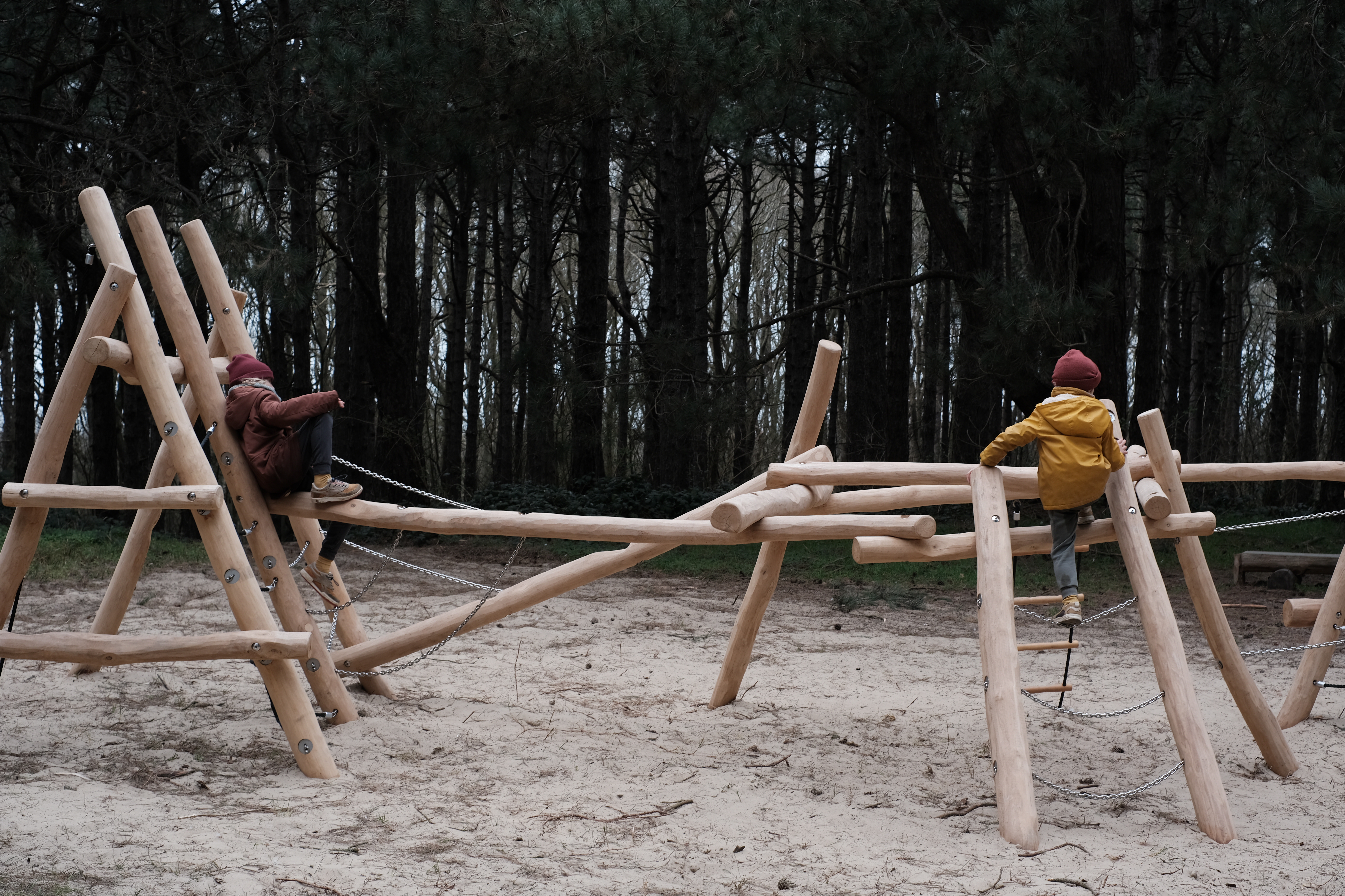 Spelende kinderen op de toestellen van het multimovepad