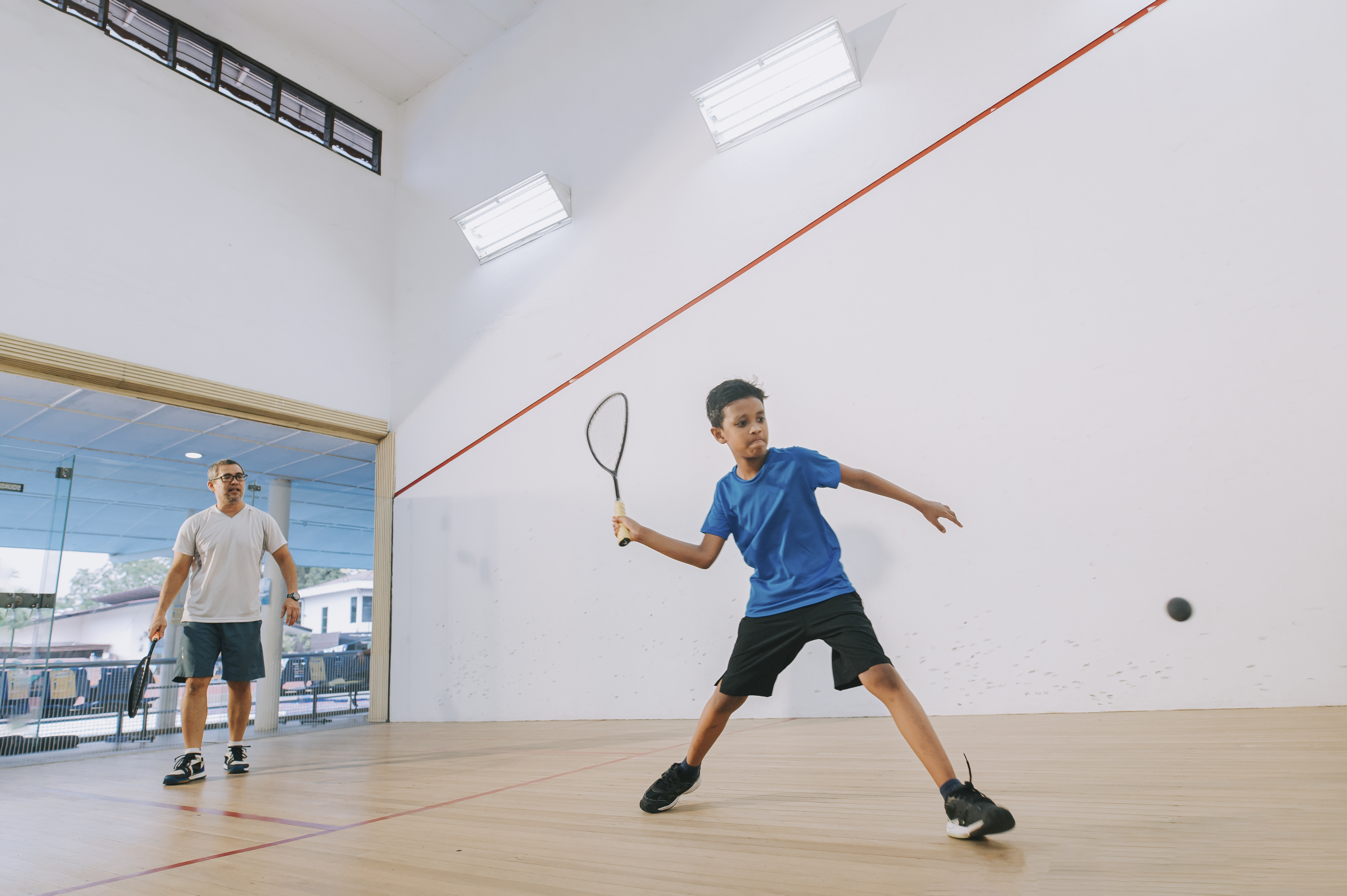 Jongen met coach squashen