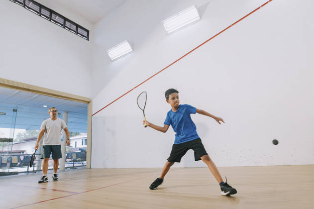 Jongen met coach squashen