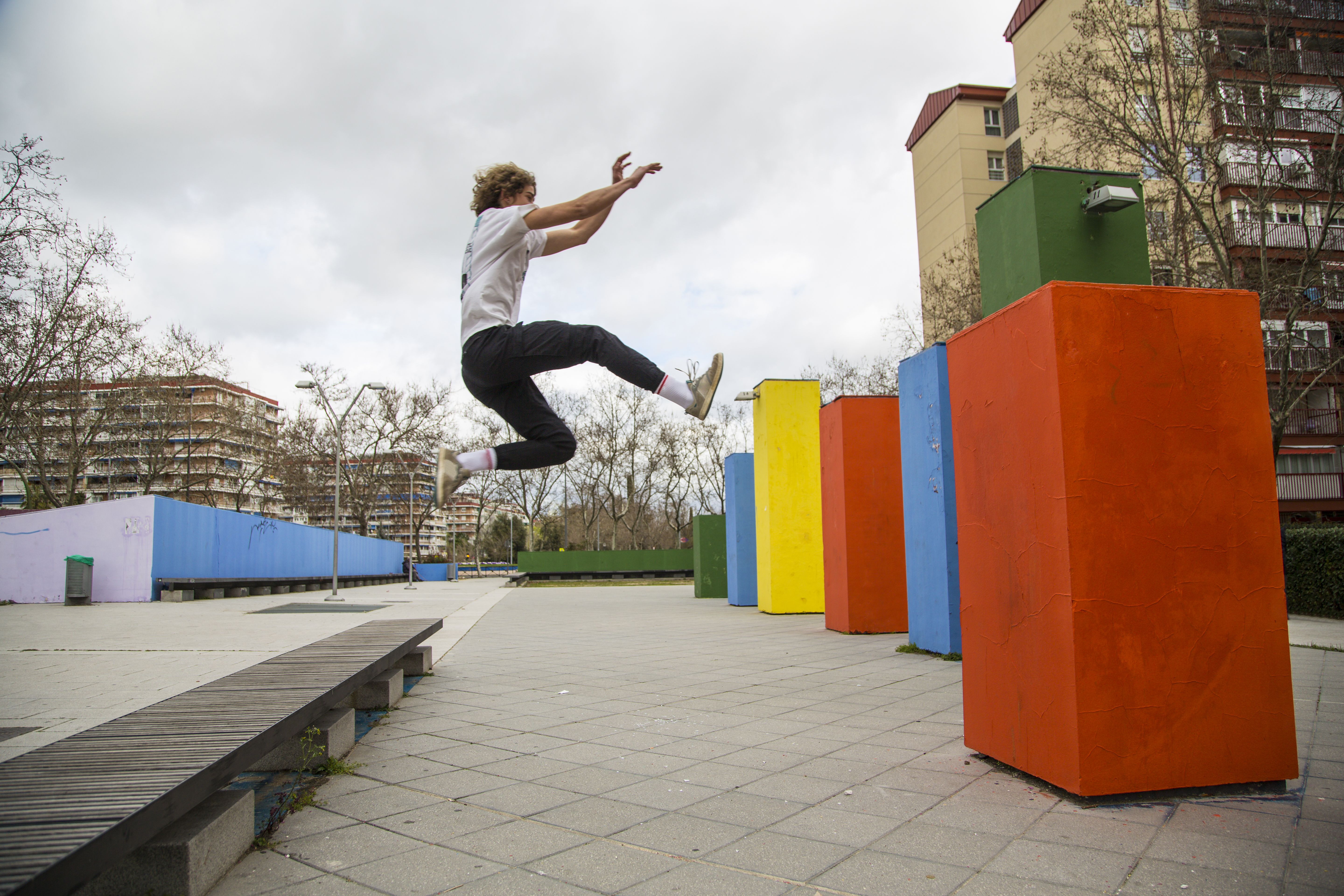 Jongen springt naar gekleurde blokken