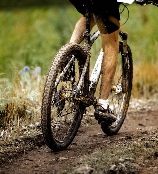 Mountainbikefiets door de velden